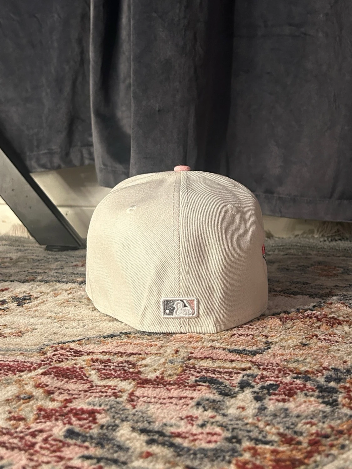 Vit New Era keps med rosa brodyr - 2