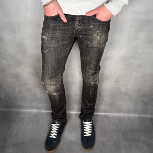 Slimfit/Glenn | Jack & Jones  - - Jack & Jones Slimfit/Glenn — Storlek 28/32 — 9/10 - Bra skick utan skavanker — Inkluderat - Jeans — Retail 1000kr — Modellen är 180cm, 65kg