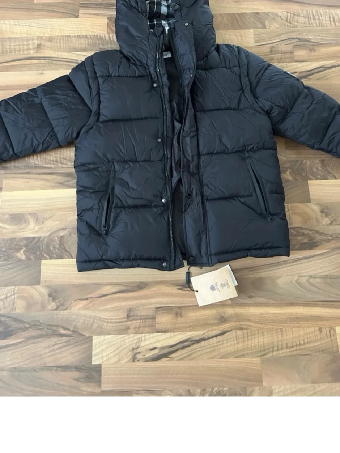 Svart pufferjacka med huva