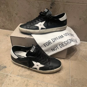 Golden Goose - Säljer mina snygga och eftertraktade GGs, [skolåda och allt og ingår i köpet]. Perfekta inför sommaren! De är storlek 43 men kan även passa en halv storlek större eller mindre. De är i bra skick. Priset är ej huggit i sten! Skriv privat om ni har några funderingar. 