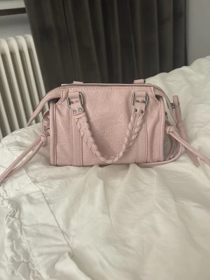 rosa väska  - från bershka i nyskick