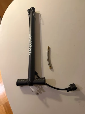  cykelpump eller sparcyckel  - cykelpump eller sparkcykel med tillbehör. Perfekt för att pumpa däck.