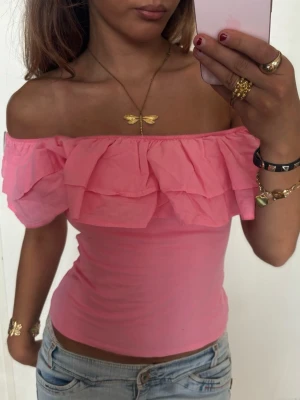 Off shoulder rosa volangtopp - Så snygg och trendig offshoulder rosa volangtopp, perfekt i sommar! Jag är 168 och det är mina bilder, köp via köp nu direkt eller Swish, kvar tills markerad som såld 💖 