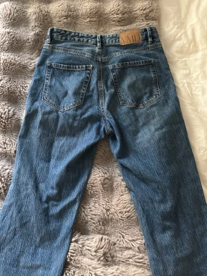 Blå raka jeans från Vero moda - Klassiska blå jeans från Vero moda med rak passform och hög midja. Passar mig som är 165!