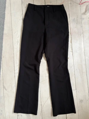 Svarta kostymbyxor med raka ben - Svarta kostymbyxor med raka ben och klassisk passform. 