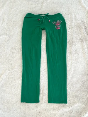 Abercrombie & fitch lågmidjade byxor  - Ett par byxor från Abercrombie & fitch i storlek S. Rakt över midjemått: ca 37cm. Innebenslängd: ca 75cm. Resår i midjan något snurrad, inget som påverkar funktion. Jag fraktar inom 24h, frakt med PostNord prioriteras. Se liknande plagg i min profil! 