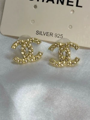 Guld CC örhängen  - Jättefina örhängen helt nya från förpackningen! Material i Sterling silver 925 rostfria ✨ Skickas inslaget i en liten presentpåse 🎁  Erbjuder snabb leverans postar inom 24 timmar