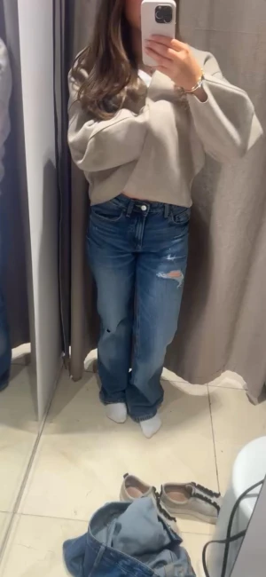 Blå raka jeans med slitningar - Jätte snygga blå jeans som är åt lite mer baggy hållet med hål. Aldrig använda endast testade. 