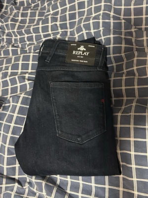 Mörkblå Replay Anbass jeans - Snygga mörkblå jeans från Replay, modell Anbass. Strl 30/32, använda ca 5 gånger aldrig tvättade och i princip nyskick. Kan lösa fler bilder vid behov, bara skriv vid intresse