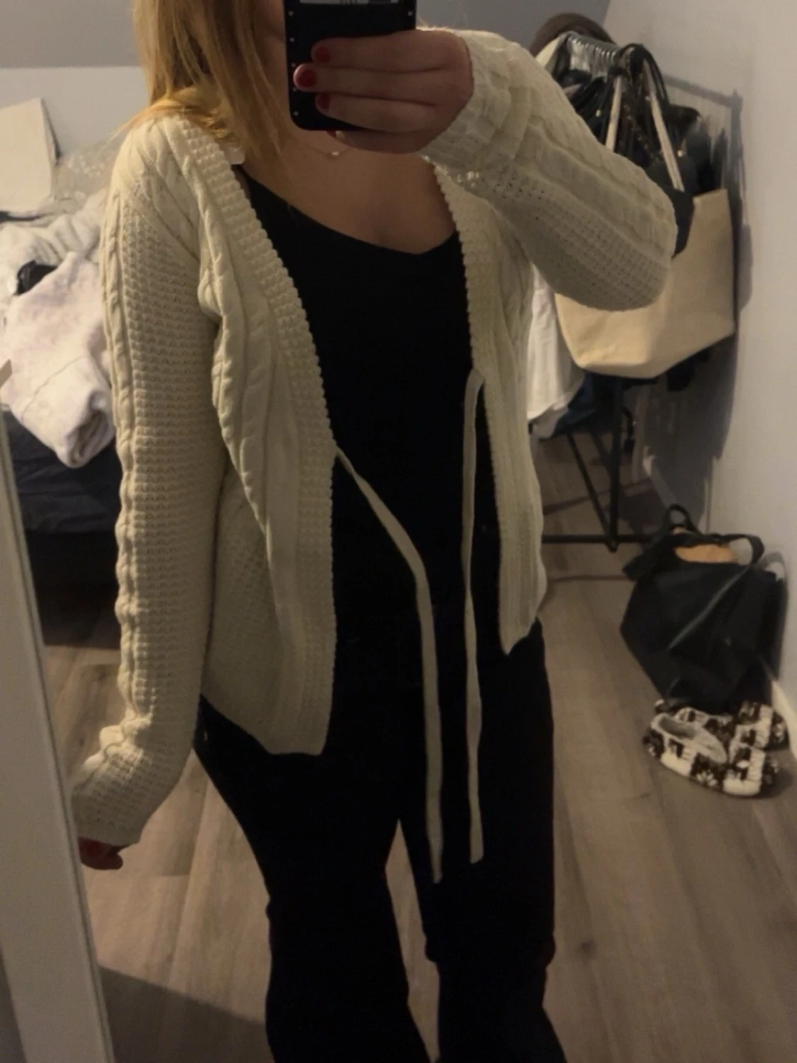 Vit stickad kofta med knytband - 1