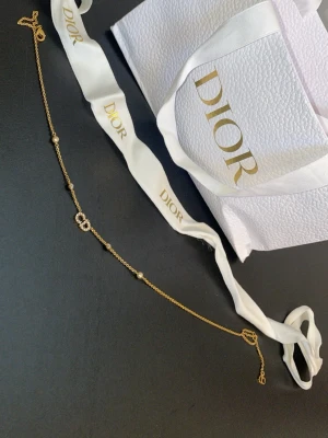 Christian Dior halsband - Christian Dior necklace i guld.  Modell: Clair D Lune Necklace  Nypris: 5500kr Knappt använd, inga tecken på slitage eller defekter. Hör av dig vid fler frågor!