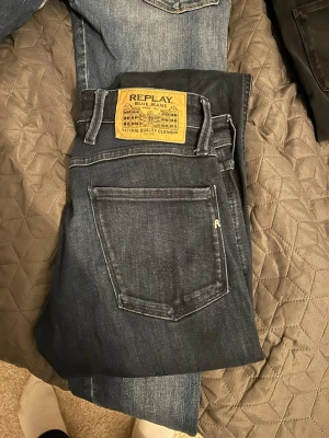 Mörkblå Replay jeans med raka ben - Snygga mörkblå jeans från Replay med klassisk femficksmodell och raka ben. Jeansen har en tydlig Replay-lapp bak i midjan och är gjorda i slitstarkt denim tyg.