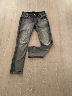 Neuw Jeans - Säljer ett par feta Neuw jeans i näst intill nyskick. Det finns en mycket liten fläck på ena benet men som troligtvis går bort genom en tvätt. | Nypris: ca 1.900kr | storlek: W31 L32, passar även de med W32. Hör av dig vid minsta fråga eller fundering! 