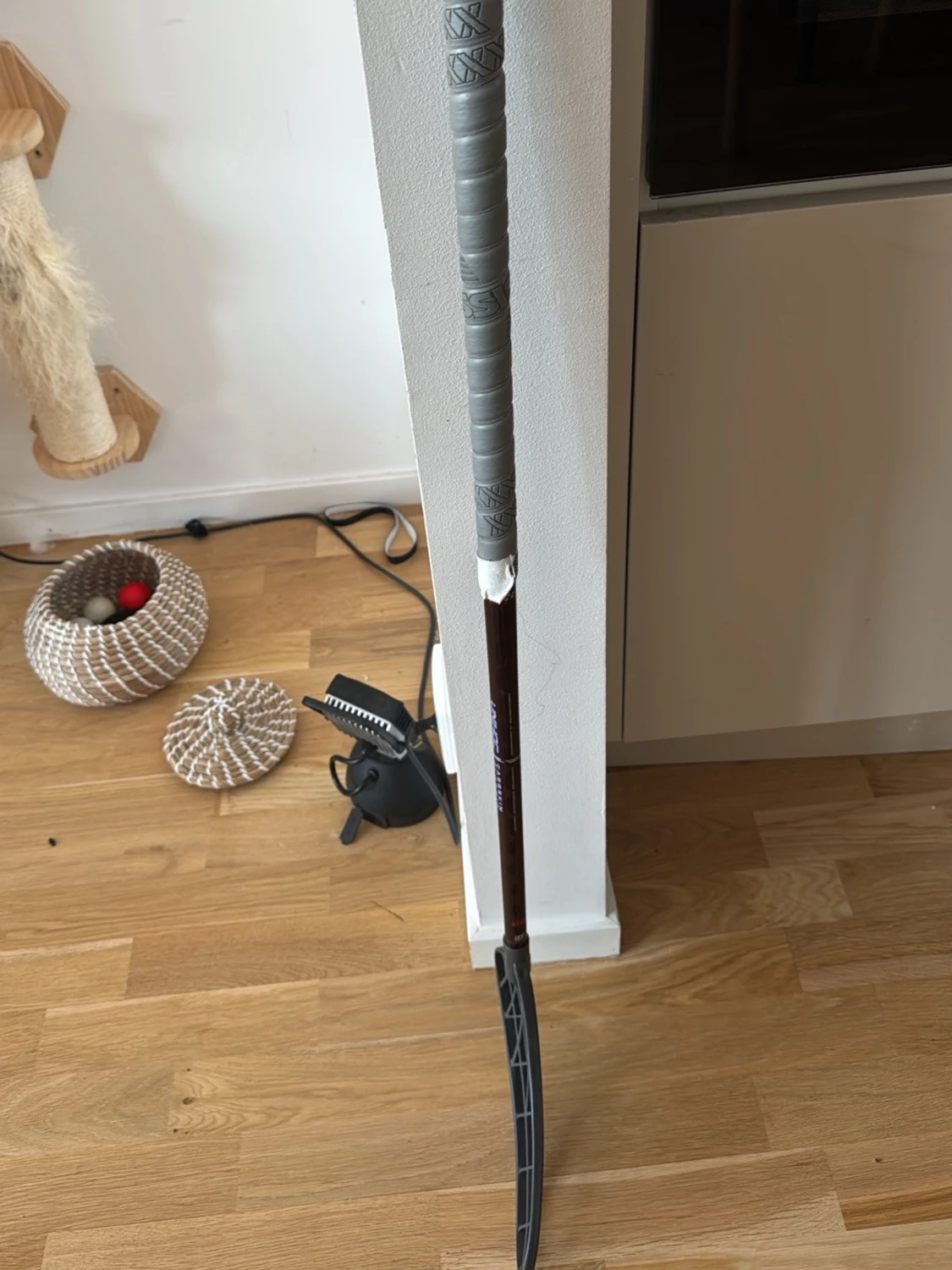 Innebandyklubba med grått grepp carbskin