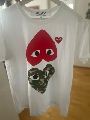 Comme des Garçons t-shirt - Riktigt fet T-shirt från Comme des Garçons x bape t-shirt. Bra skick. 