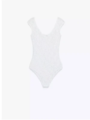 Vit spetsbody med breda axelband - Säljer denna super snygga vita spetsbody med breda axelband och rundad urringning. Perfekt att styla med jeans eller kjol för en fin och festlig look💕