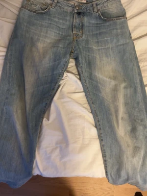 Jacob Cohen jeans - Jacob Cohen jeans, ljus variant sjukt fräscha. Sitter lite mindre än 36 enligt min mening. Ingen synlig användning. Ställ gärna frågor