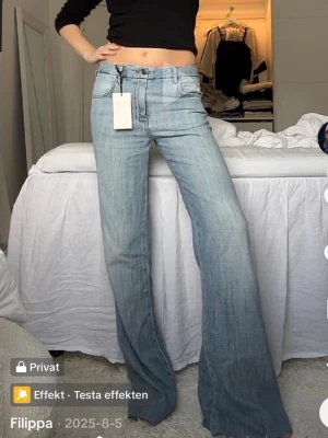 Zara jeans - *Obs har klippt de en liten bit nertill* Oanvända och med lapp kvar!! Nypris 700