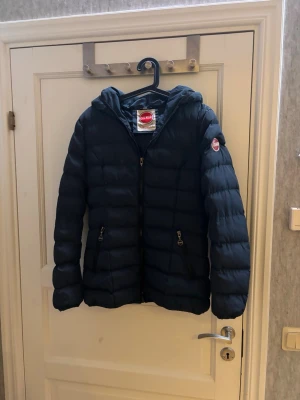 Colmar jacka - Säljer colmar jacka för 550kr+gratis parfym