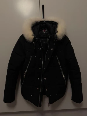 Horspist Vinterjacka - Horspist vinterjacka som inte säljs längre. Storlek XS men passar även som S. Otroligt fin och varm. Nypris 5.500kr
