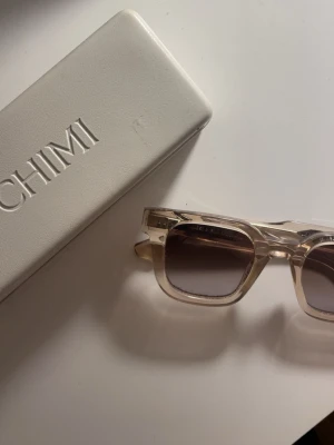  Chimi solglasögon  - !BYTA TILL GRÖN!Säljer mina chimi solglasögon 04 Ecru , då jag beställde i fel färg.  Använt fåtal gånger, säljer de men annars byta om någon har de i grön. Köpte de för 1400