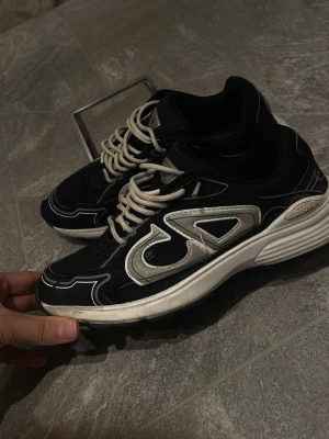 Dior sneakers  - Säljer ett par dior sneakers(b30) i storlek 43 , de är i okej/ganska bra skick men har ett par defekter vilket man kan se på bild 3.De är köpta på plick.                                                                      Hör gärna av er ifall ni vill ha fler bilder och ställ gärna relevanta prisförslag.                                            Mvh Seller😊