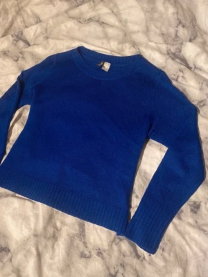 blå stickad tröja - En enkel och snygg kornblå stickad tröja i jättebra skick!💙står strl m men den är liten i storleken, passar xs och s bättre. Postar inom 24h📦