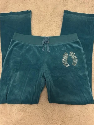 Y2K lowwaist mysbyxor med stenar! - Supersöta mysbyxor jag köpte här på Plick! Dom är lite korta i benen då förra ägaren hade sprätt upp dom längst ner. 💗Dom är tyvärr liiiiite korta för mig som är 168cm. Super fina och i bra skick! Skriv vid intresse!🌸💗