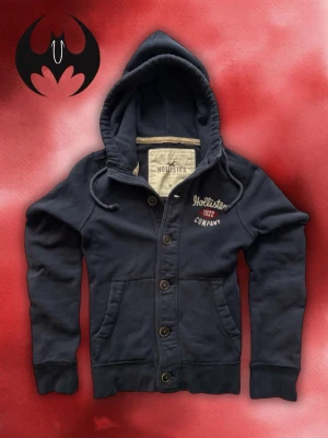 Mörkblå Hollister 1922 Kofta  - Mörkbllå Hollister 1922 Kofta | mycket bra skick | Size M/L | Längd: 68cm Axelbredd: 46cm Armlängd: 70cm | modell, 178cm 60kg | Lägg endast bud med avsikt att köpa, inga fördröjning!