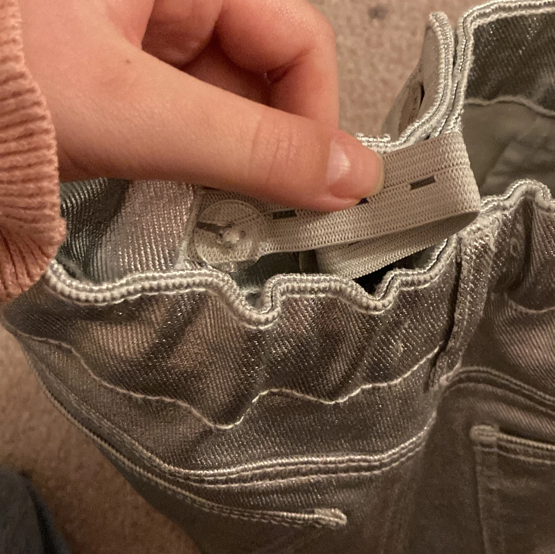 Silvriga metallicshorts med fickor - 2