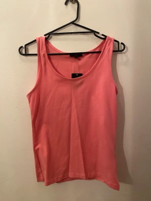 Cerise linnetopp 3 linnetop för 50kr - Jag har två sånna rosa toppar och en lila jag säljer alla för 50kr! Dom är oanvänd prislapp på! 