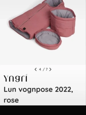 Yngri rosa åkpåse 2022 - Säljer en rosa åkpåse från Yngri, modell 2022. Åkpåsen är vadderad och har en mjuk grå insida. Setet inkluderar även matchande tillbehör och en praktisk förvaringspåse. Perfekt för att hålla värmen under kalla dagar. Materialet är slitstarkt och vattenavvisande.