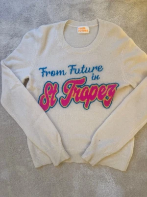 Vit/beige stickad tröja From Future - Vit stickad tröja från From Future med färgglad text 'From Future in St Tropez' i blått, rosa och gult framtill. Nypris ca 3000kr.💕