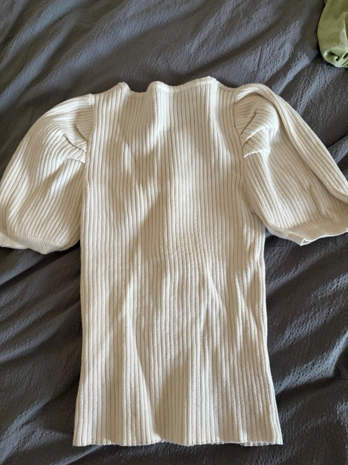 Ribbad beige topp med puffärm från NAKD - 1