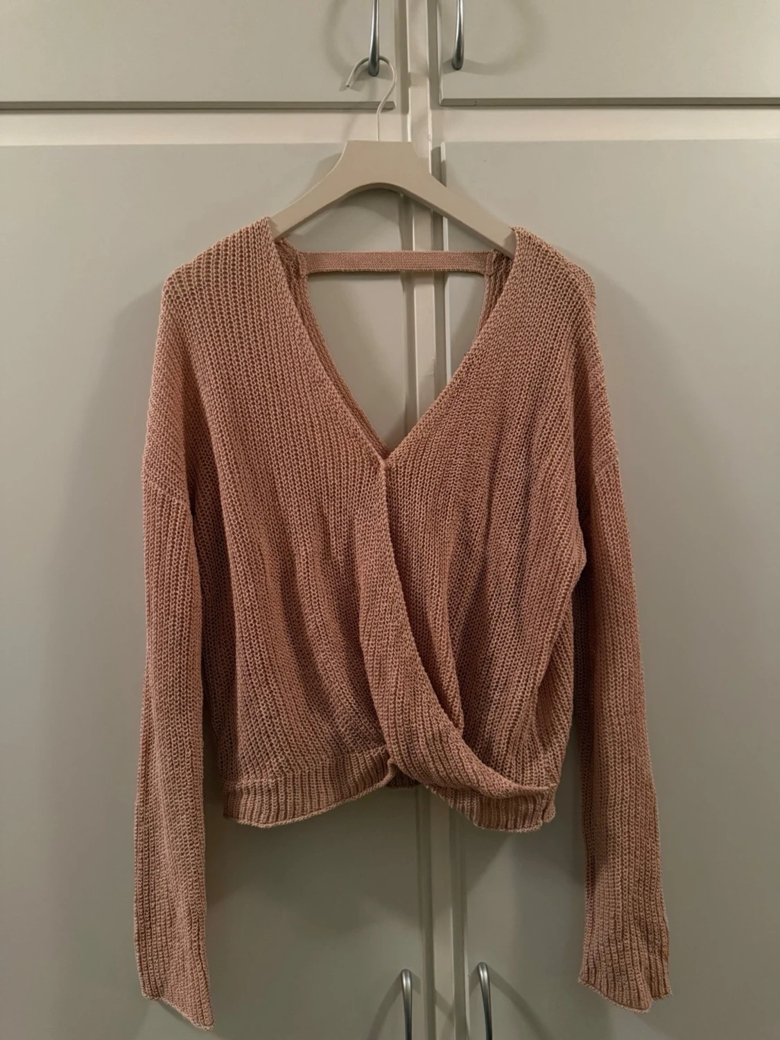 Beige stickad omlottopp