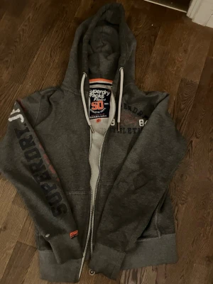Distressed superdry zipp - Säljer min superdry zip, finns nåra tecken på distress men inge farligt. Pris är inte ristat i sten. Hör av dig vid frågor/prisförslag. Storlek : small