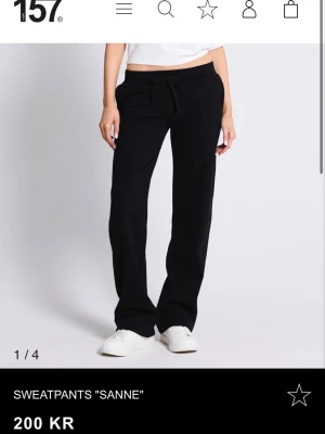 Svarta mjukisbyxor från Lager157 - Säljer ett par svarta mjukisbyxor från Lager157 med rak passform och dragsko i midjan. Byxorna har en enkel och clean look, perfekta för chill dagar. Tillverkade i mjukt material som känns skönt mot huden. Matcha med sneakers för en avslappnad stil.