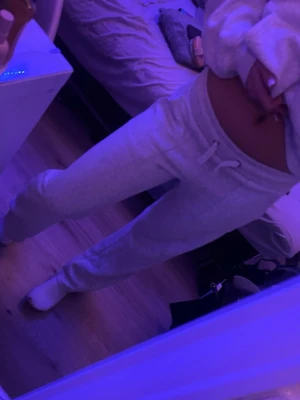 Ljusgrå mjukisbyxor lager157 - Säljer ett par ljusgrå mjukisbyxor med dragsko i midjan och resår vid bensluten. Byxorna har en relaxed fit och är tillverkade i mjukt, bekvämt material som passar perfekt för chill dagar. Inga synliga loggor eller märken.