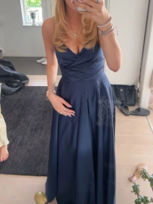 Marinblå Balklänning Från JJ’s House - Elegant marinblå  Balklänning Från JJ’s House med snit vid benet och v-ringning. Använd en gång och är i super skick!!  Passar mig som är 177 perfekt i längden💕Perfekt för speciella tillfällen