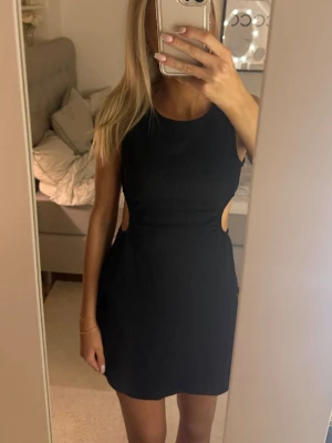 Klänning  - Fin svart klänning från shien med hål i midjan, aldrig använt 