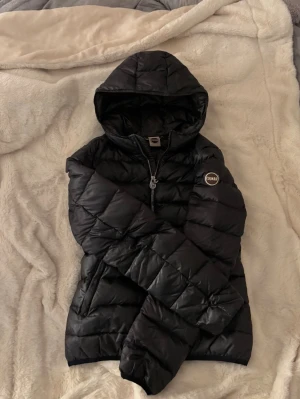 svart colmar jacka  - fin svart colmar jacka, fint skick förutom att kedjorna blivit lite rost färgade (se bild), stl 42 men passar perfekt på mig som har xs/s💕