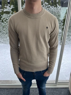 Beige stickad tröja från Morris - Riktigt snygg tröja från Morris. Strl L. Men är lite mindre i storlek. Personen på bilden är 184 cm lång. Skicka prisförslag. Fraktas dagen efter köp