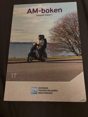 AM-boken moped klass 1 STR - AM-boken för moped klass 1 från STR. Perfekt för dig som ska ta AM-körkort. Boken innehåller teori och övningar om trafikregler, vägmärken och säkerhet. 