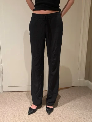 Joseph byxor - Supersnygga flowy byxor från Joseph. 100% silke. Jag är 173 cm lång, köpte vintage för 1000kr