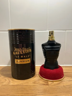 Jean Paul Gaultier Le Male Le Parfum 75ml - Grym doft från JPG. Sparsamt använd. Uppskattningsvis ca 60 ml kvar av 75ml. Se nivå på bild.