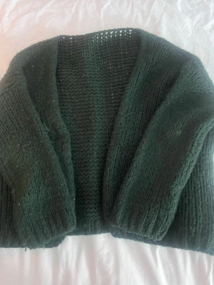 egenstickad kofta 💫 - Mysig mörkgrön stickad kofta med grovstickad struktur och långa ärmar. Perfekt att slänga över en topp för extra värme. Materialet känns mjukt och tjockt, vilket gör den skön att bära under kyligare dagar. Dm för fler bilder ☺️