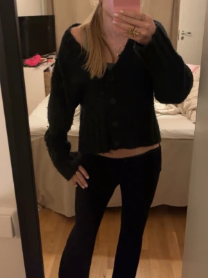 Svart stickad kofta från NA-KD - Mysig svart stickad kofta från NA-KD med v-ringning och fyra knappar framtill.💓