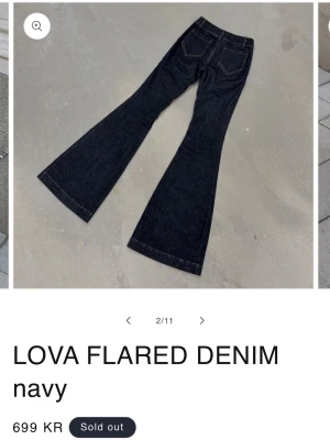 Mörkblå flared jeans från Alhoba  - Säljer ett par mörkblå flared jeans från Lova med hög midja och utsvängda ben. Klassisk femficksmodell i kraftig denim med kontrastsömmar. Perfekta för dig som gillar retrovibbar och vill sticka ut med en snygg siluett. Dom är lite ihopvikta längst ner då dom är så långa!!!