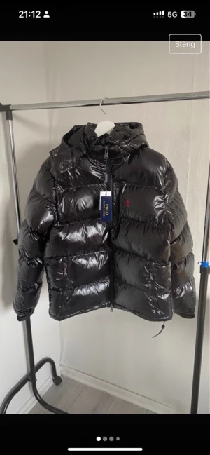 Ralph Lauren jacka - Hej! Jag säljer nu min Ralph lauren jacka som är perfekt för Sverige kalla väder den har dun i sig så den är hur varm som helst. Jackan är i jättebra skick och den är endast testad jag säljer den pågrund av att den inte passar min personliga still. Den är äkta och kvittot finns, kör av dig vid minsta lilla fråga!👍