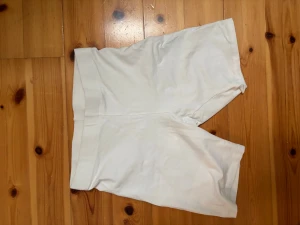 cykel byxor  - vita cykel byxor, perfekta att ha under klänningar eller kjolar, skönt material och super bra att ha 